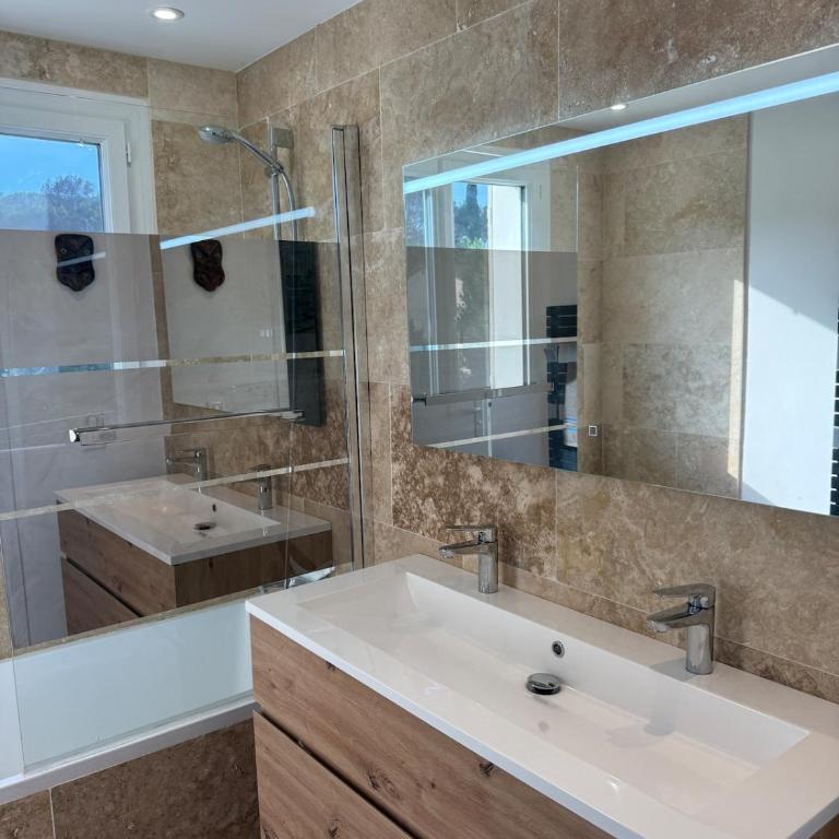 Premium Apartment with Private Jacuzzi - Three-Bedroom Apartment - 7