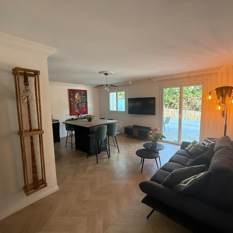 Premium Apartment with Private Jacuzzi - Three-Bedroom Apartment - 8