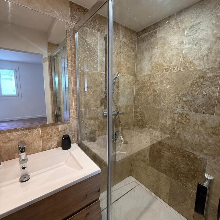 Premium Apartment with Private Jacuzzi - Three-Bedroom Apartment - 10