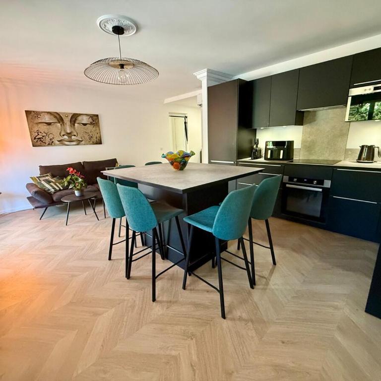 Premium Apartment with Private Jacuzzi - Three-Bedroom Apartment - 11