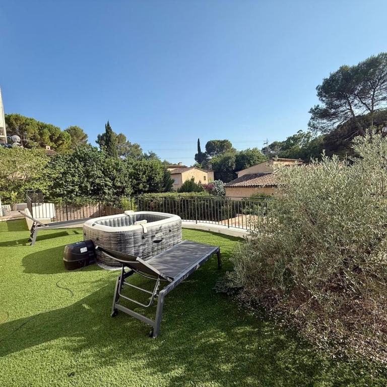 Premium Apartment with Private Jacuzzi - Three-Bedroom Apartment - 12