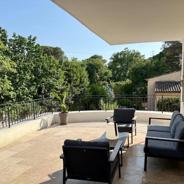 Premium Apartment with Private Jacuzzi - Three-Bedroom Apartment - 14