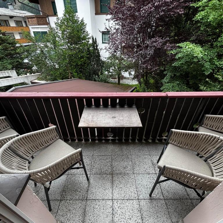 Appartements Dr. Geisler - Three-Bedroom Apartment with Shower - 9