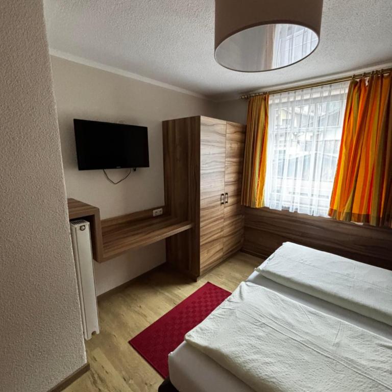 Appartements Dr. Geisler - Three-Bedroom Apartment with Shower - 10