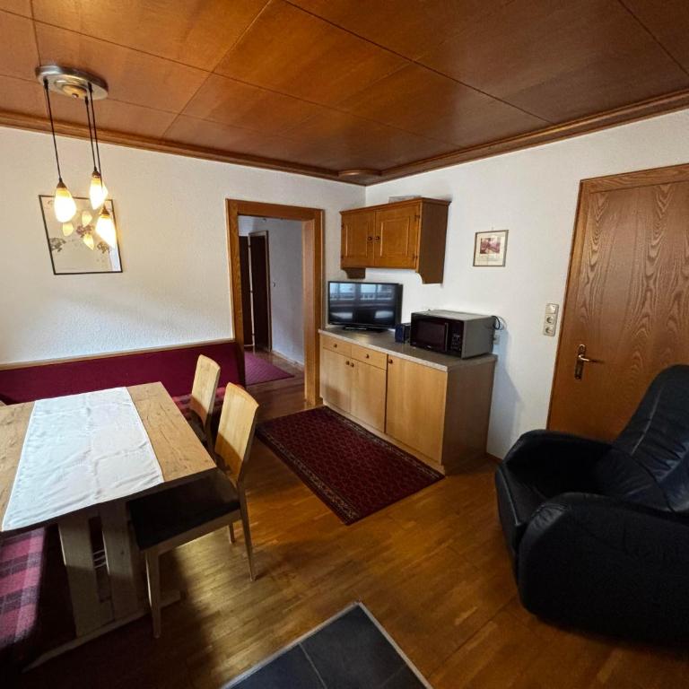 Appartements Dr. Geisler - Three-Bedroom Apartment with Shower - 13