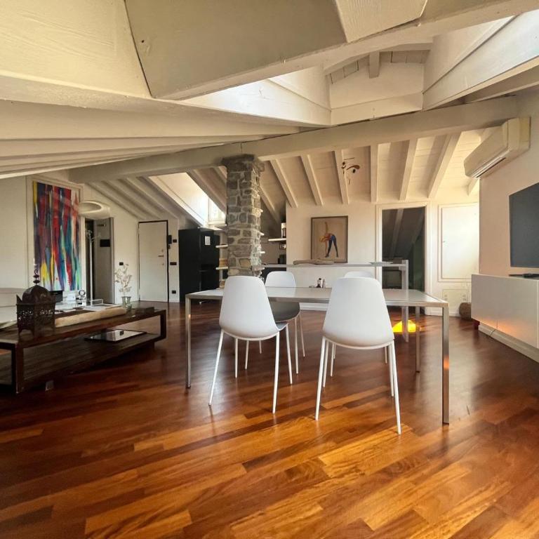 Vanessa's Art Rooftop Attic - City View - San Fedele, Historic Center Como - Two-Bedroom Superior Apartment - 19