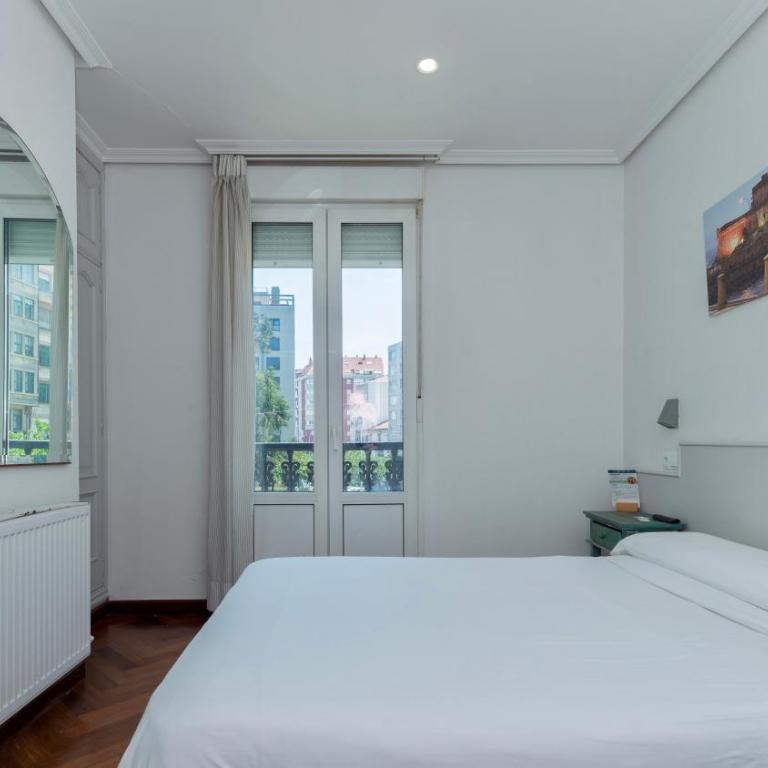 Hostal Costa Coruña - Habitación Doble con baño privado - 4
