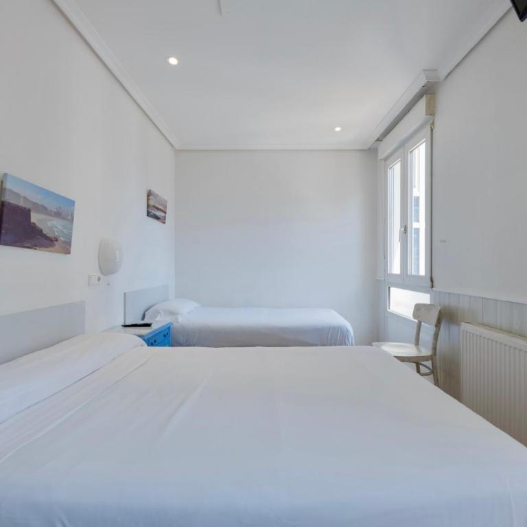 Hostal Costa Coruña - Habitación Doble con baño - 2 camas - 3