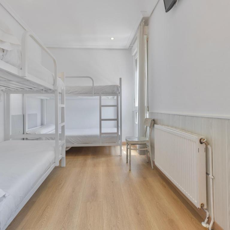 Hostal Costa Coruña - Habitación Cuádruple con baño privado - 2