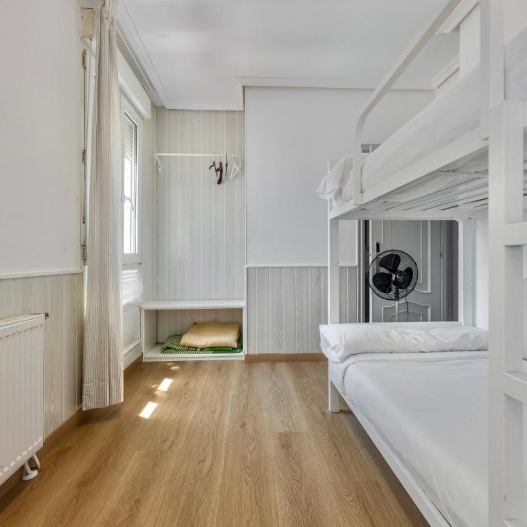 Hostal Costa Coruña - Habitación Cuádruple con baño privado - 3