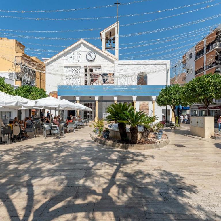 Los Boliches Rooftop Retreat • 1BR Sleeps 3 - Pass the Keys - Apartamento - 5