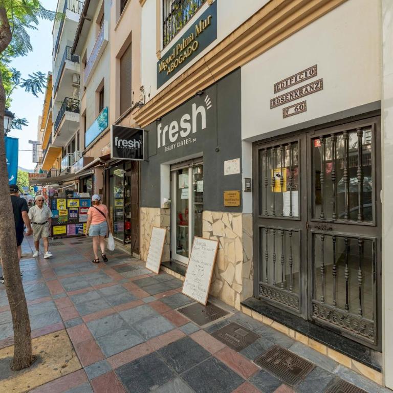 Los Boliches Rooftop Retreat • 1BR Sleeps 3 - Pass the Keys - Apartamento - 19