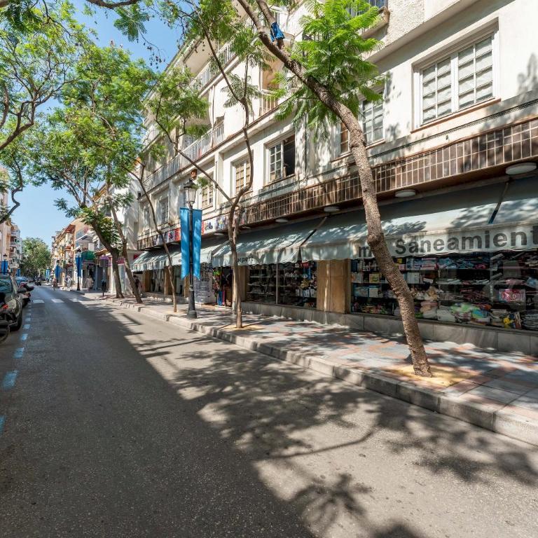Los Boliches Rooftop Retreat • 1BR Sleeps 3 - Pass the Keys - Apartamento - 20