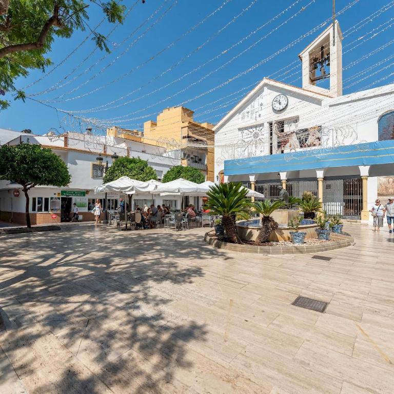 Los Boliches Rooftop Retreat • 1BR Sleeps 3 - Pass the Keys - Apartamento - 23