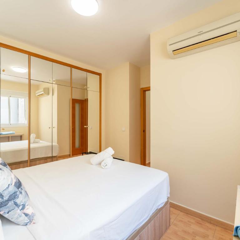 Los Boliches Rooftop Retreat • 1BR Sleeps 3 - Pass the Keys - Apartamento - 6