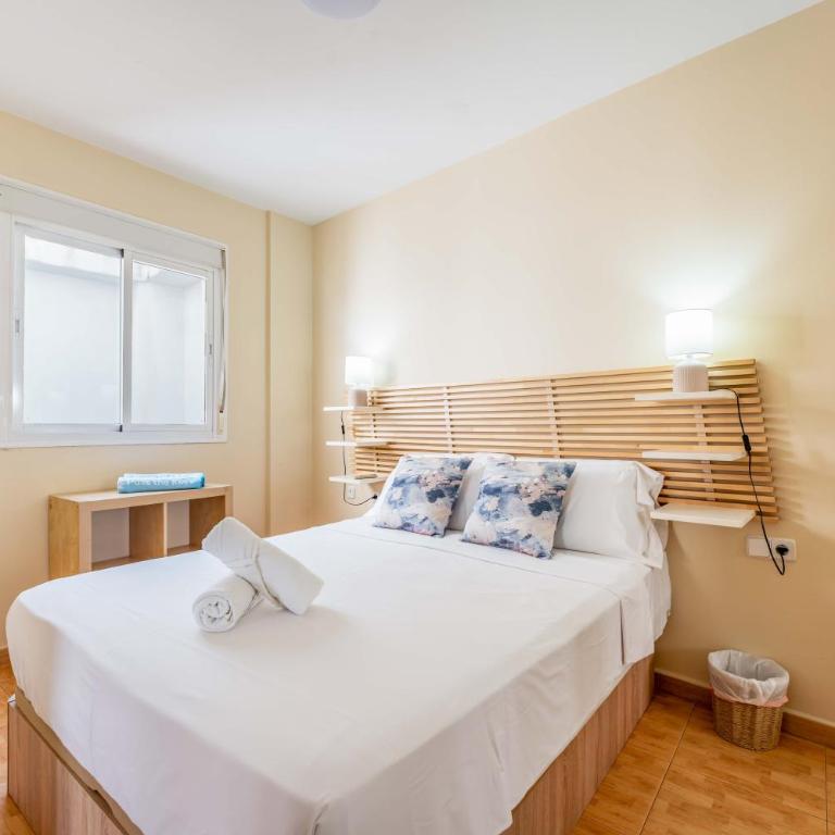 Los Boliches Rooftop Retreat • 1BR Sleeps 3 - Pass the Keys - Apartamento - 7