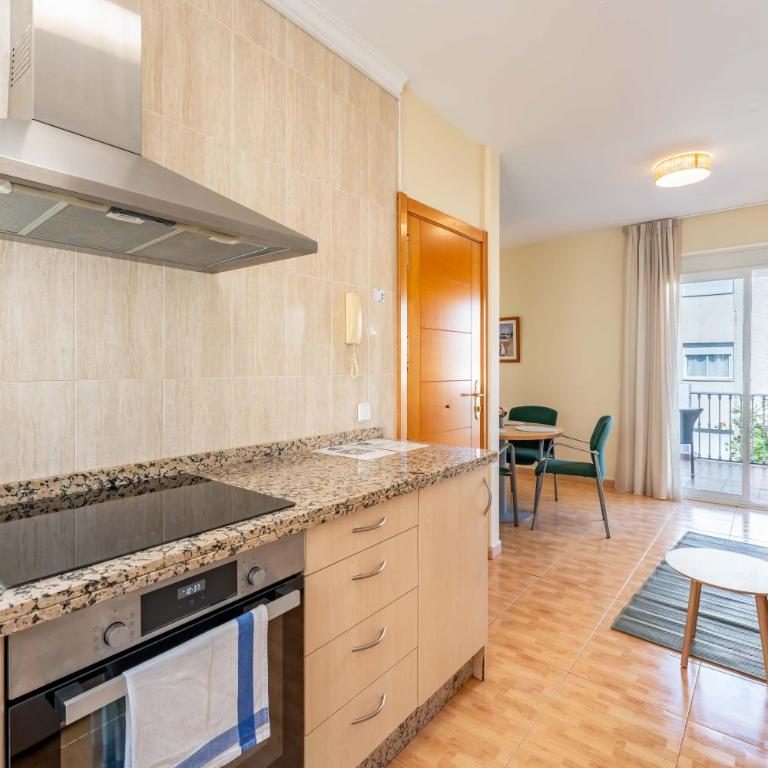 Los Boliches Rooftop Retreat • 1BR Sleeps 3 - Pass the Keys - Apartamento - 4