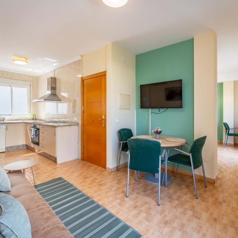Los Boliches Rooftop Retreat • 1BR Sleeps 3 - Pass the Keys - Apartamento - 16
