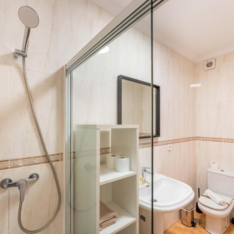 Los Boliches Rooftop Retreat • 1BR Sleeps 3 - Pass the Keys - Apartamento - 9