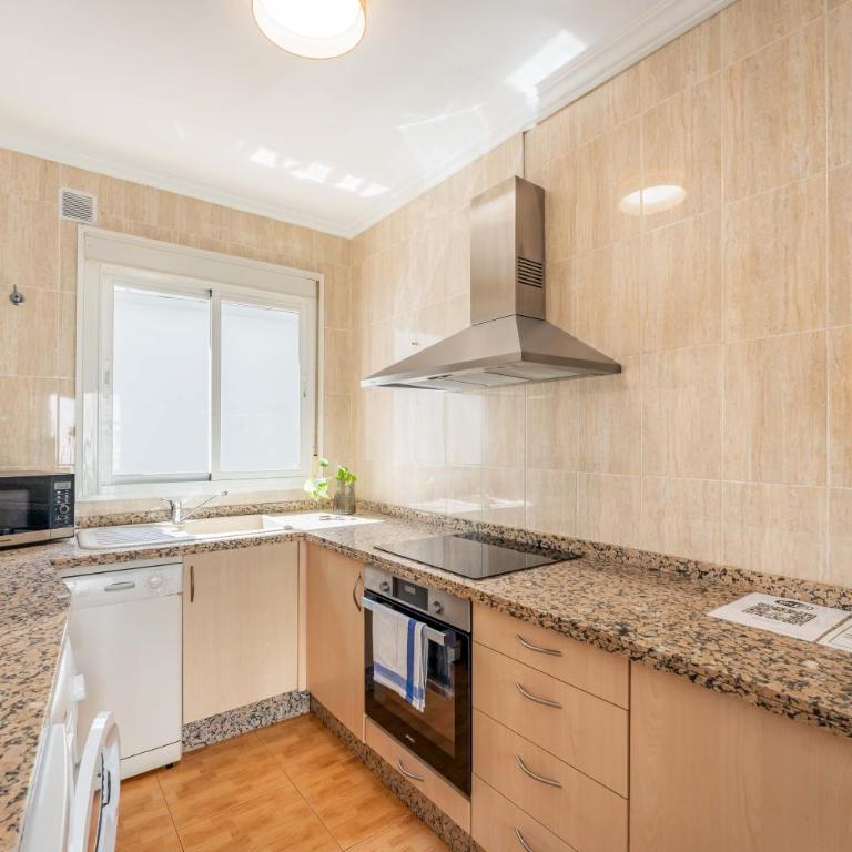 Los Boliches Rooftop Retreat • 1BR Sleeps 3 - Pass the Keys - Apartamento - 14