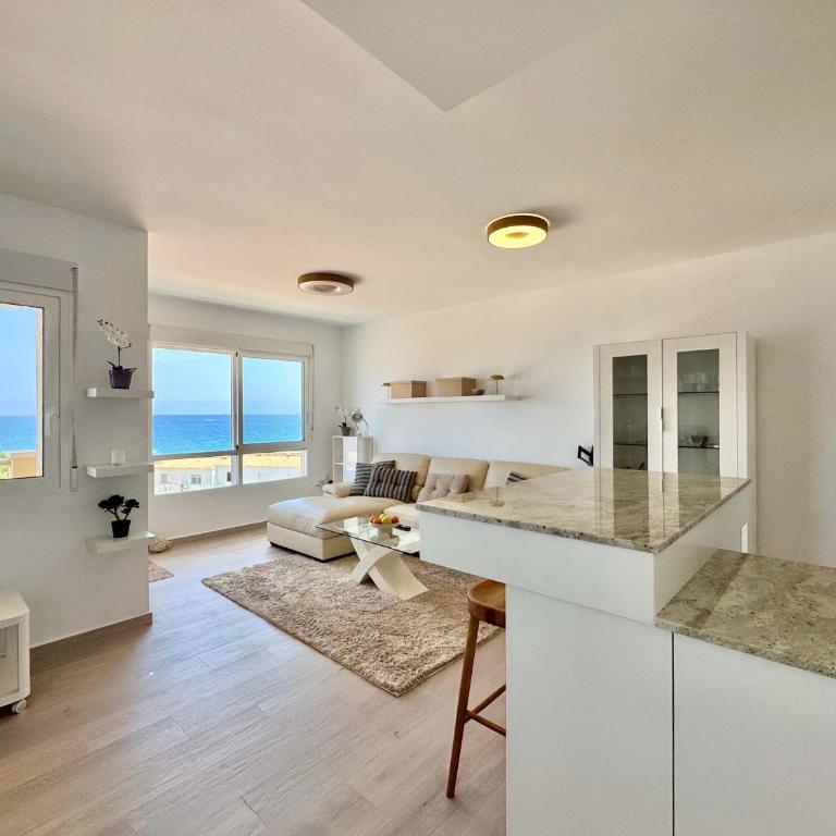 Beachfront 1-Bed Apt Sea View Orihuela Costa - Apartamento - 7