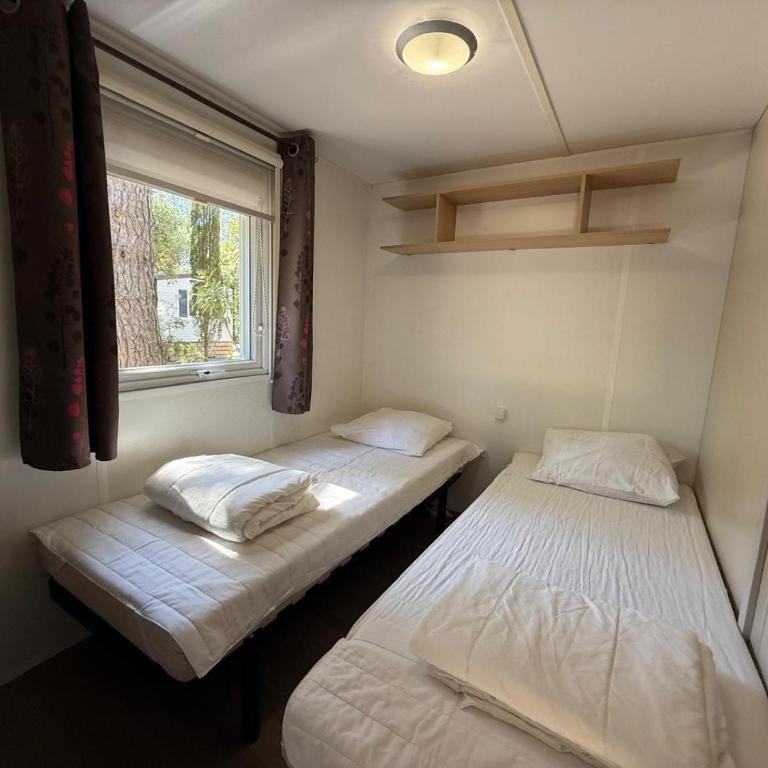 Chalets with kitchen outside at Camping Leï Suves - JoyCasa - Chalet 2 Chambres - 8