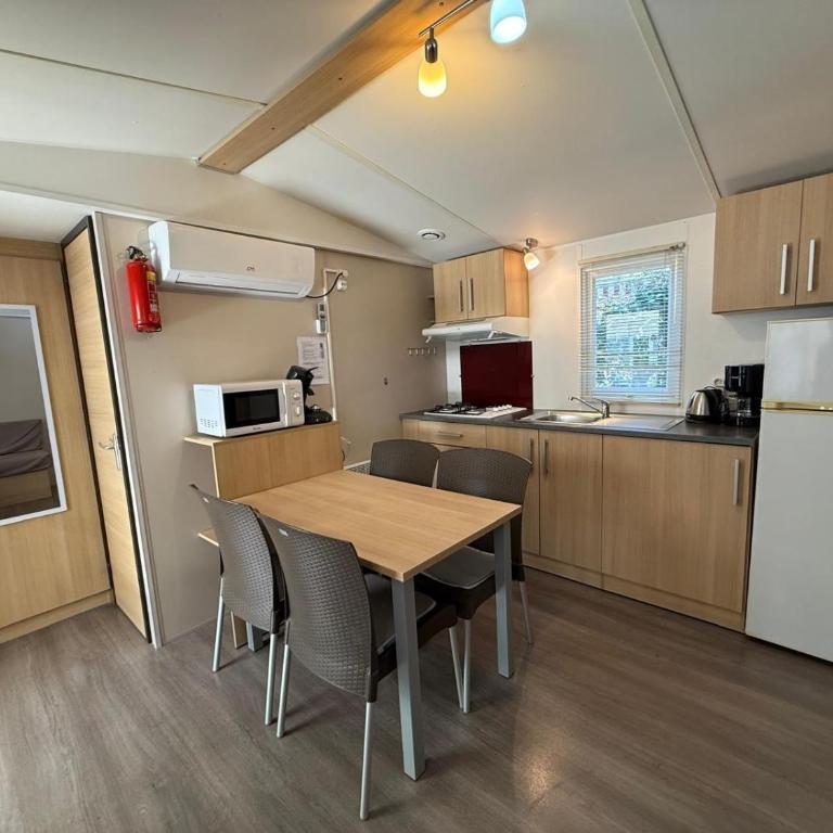 Chalets with kitchen outside at Camping Leï Suves - JoyCasa - Chalet 2 Chambres - 9