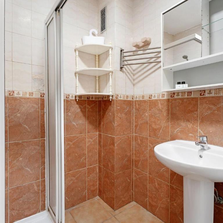 Charming 2-Bedroom Apartment with Modern Amenities - Apartamento - 22