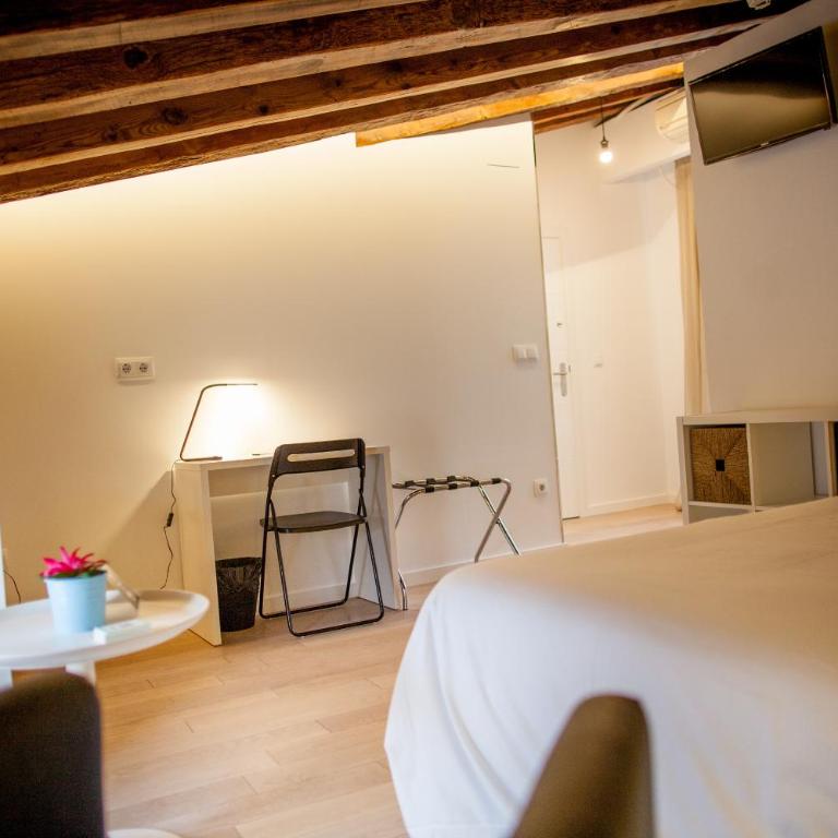 Host & Home - Deluxe Room - 1