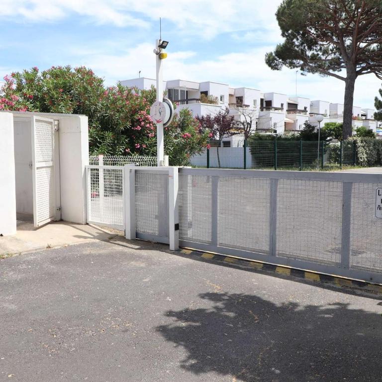Appartement lumineux avec piscine et parking à 200m de la plage - FR-1-307-289 - Apartment - 24
