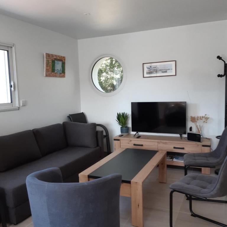 Maison Tamaris avec jardin et clos - Four-Bedroom House - 9