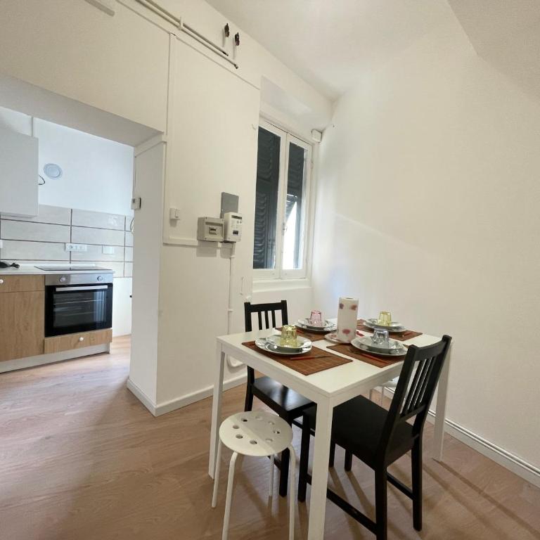 Heart of Genoa - Balcony Amazing Views - 5th Floor - No Elevator - ALWAYS OPEN - Appartamento con 3 Camere da Letto e con Balcone - 5