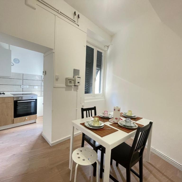 Heart of Genoa - Balcony Amazing Views - 5th Floor - No Elevator - ALWAYS OPEN - Appartamento con 3 Camere da Letto e con Balcone - 28
