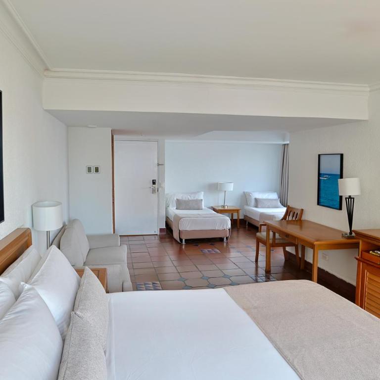 Hotel Almirante Cartagena Colombia - Family Room - 1
