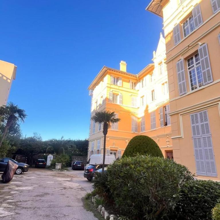 Appartement 2 chambres entièrement climatisé avec place de parking au bord de mer a Cannes - Appartement 2 Chambres - 1