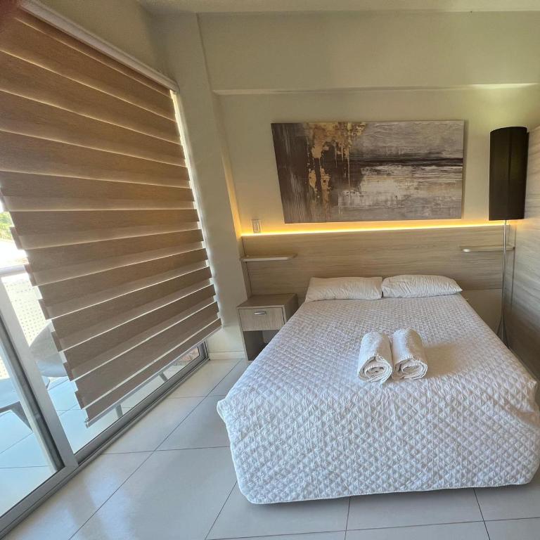 ZONA VIP elegante y comodo APARTAMENTO FAMILIAR CON BALCON y hermosa vista a la calle, canal isuto zona equipetrol - One-Bedroom Apartment - 3