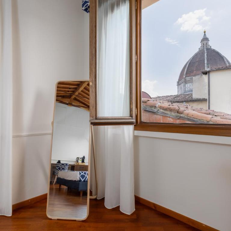 The Florence Crown LR Collection - Camera Familiare Deluxe - 3