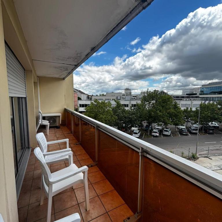 Bel appartement climatisé et spacieux de 100m2 au 3e étage avec ascenseur -A 5mn à pied du parc des expositions congrès de Dijon et ENG et 10mn du centre ville place Parking devant l'immeuble - Appartement 3 Chambres - 37