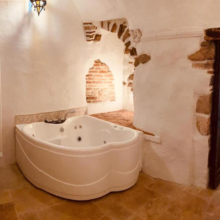 Charming studio with private spa and a unique setting - Apartment mit 1 Schlafzimmer - 4
