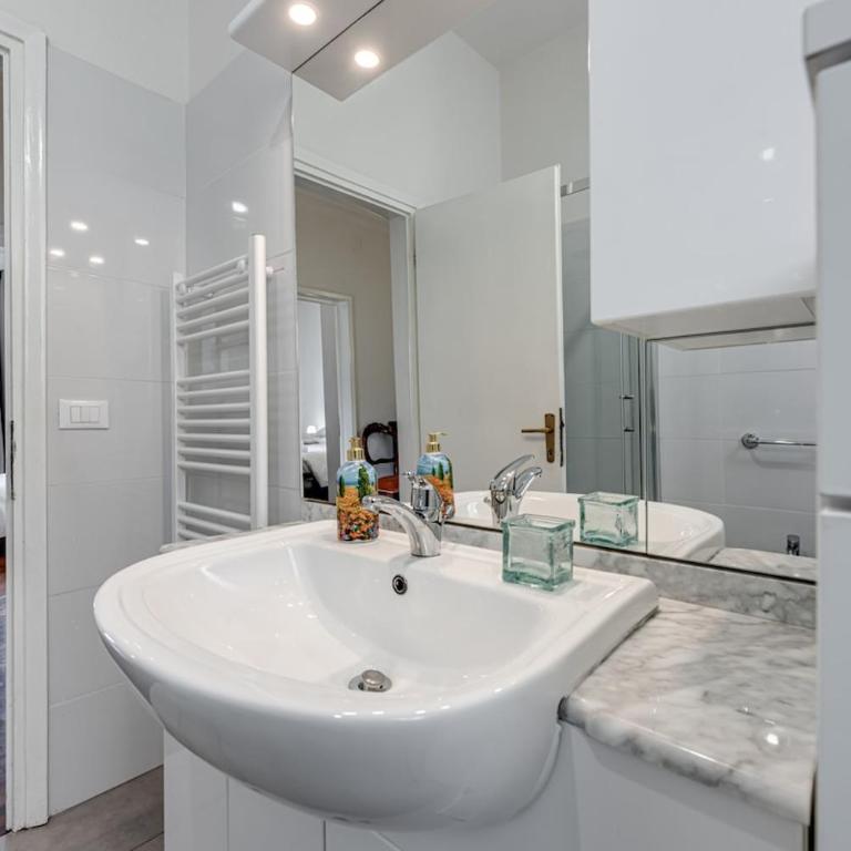 Florentine Gem in city centre - 1 Stop from SMN - Appartamento con 3 Camere da Letto - 24