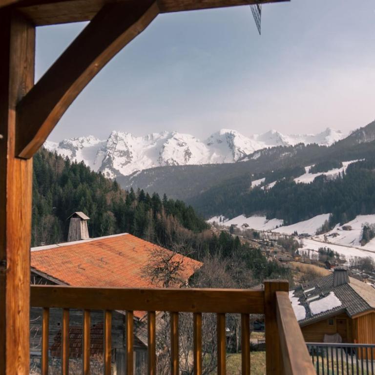 Chalet au Grand-Bornand face à la chaine des Aravis - Three-Bedroom Chalet - 1