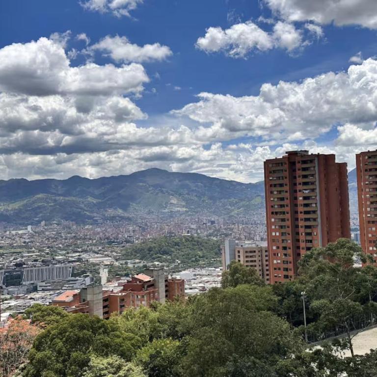 Apto excelente vista a medellin, cerca a todo - Two-Bedroom Apartment - 4
