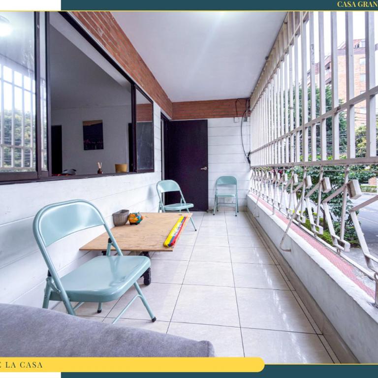 Amplia Casa en Laureles, Zona Residencial y Tranquila - Five-Bedroom Apartment - 12
