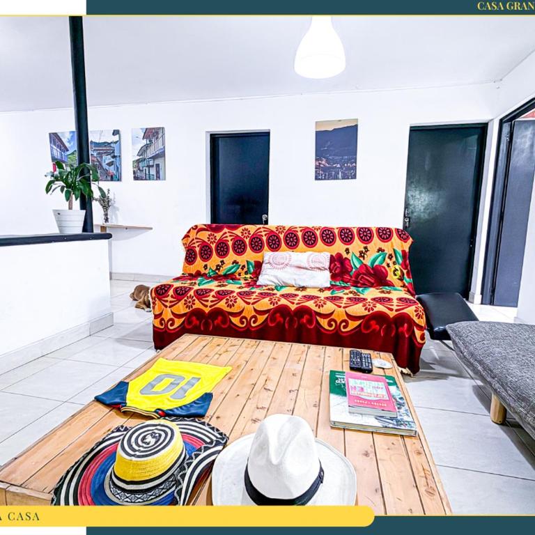 Amplia Casa en Laureles, Zona Residencial y Tranquila - Five-Bedroom Apartment - 2