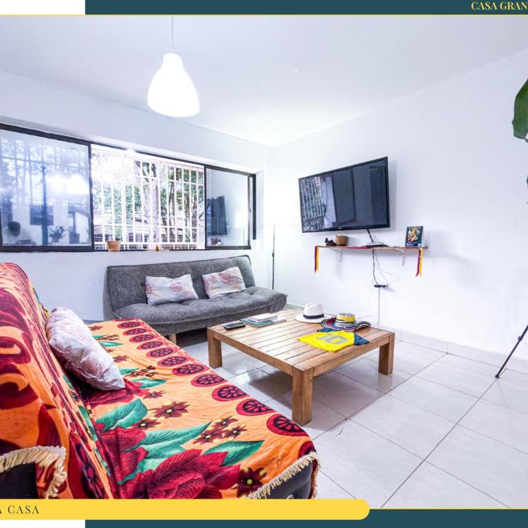 Amplia Casa en Laureles, Zona Residencial y Tranquila - Five-Bedroom Apartment - 1