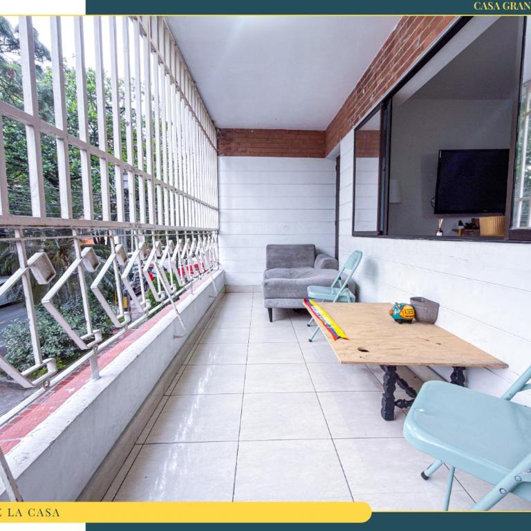 Amplia Casa en Laureles, Zona Residencial y Tranquila - Five-Bedroom Apartment - 4