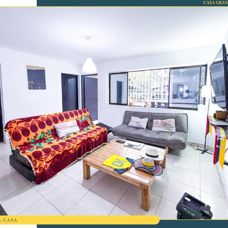 Amplia Casa en Laureles, Zona Residencial y Tranquila - Five-Bedroom Apartment - 7