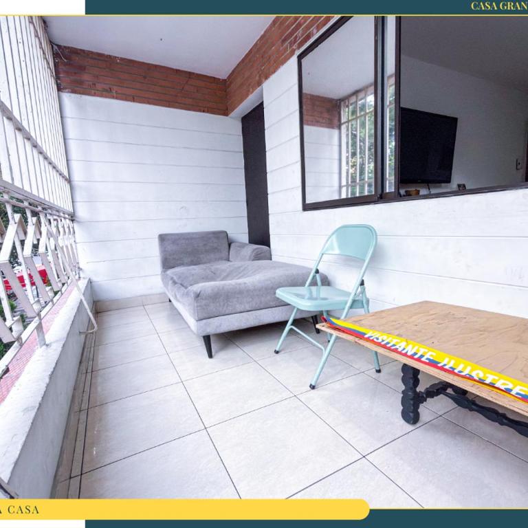 Amplia Casa en Laureles, Zona Residencial y Tranquila - Five-Bedroom Apartment - 8