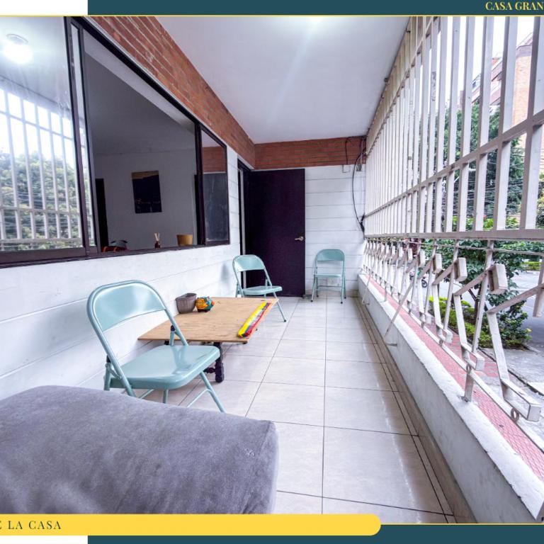 Amplia Casa en Laureles, Zona Residencial y Tranquila - Five-Bedroom Apartment - 11