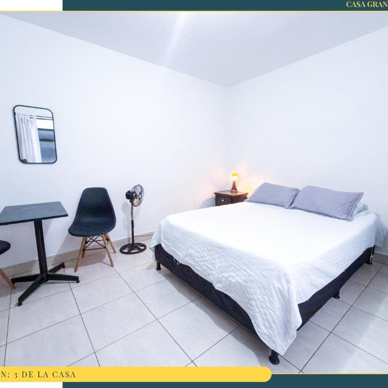 Amplia Casa en Laureles, Zona Residencial y Tranquila - Five-Bedroom Apartment - 18